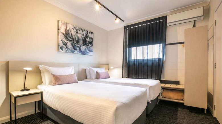 <b>Nightcap at Hendon Hotel Suite</b>. Images powered by <a href="https://iceportal.shijigroup.com/" title="IcePortal" target="_blank">IcePortal</a>.