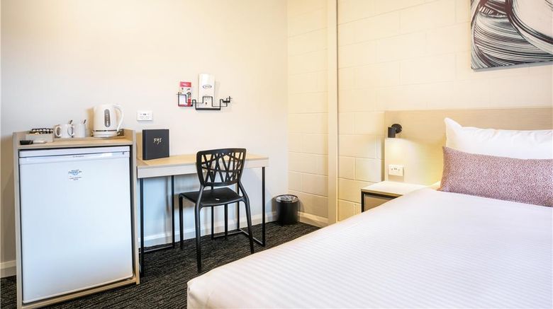 <b>Nightcap at Hendon Hotel Room</b>. Images powered by <a href="https://iceportal.shijigroup.com/" title="IcePortal" target="_blank">IcePortal</a>.