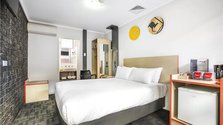 <b>Nightcap at Jamison Hotel Room</b>. Images powered by <a href="https://iceportal.shijigroup.com/" title="IcePortal" target="_blank">IcePortal</a>.