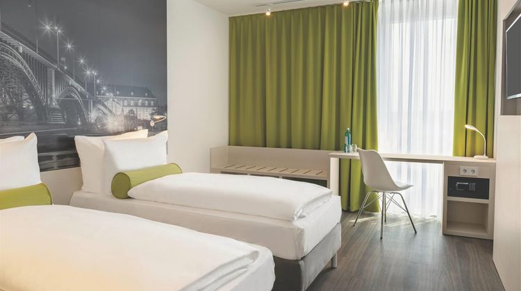 Super 8 by Wyndham Mainz Zollhafen Room