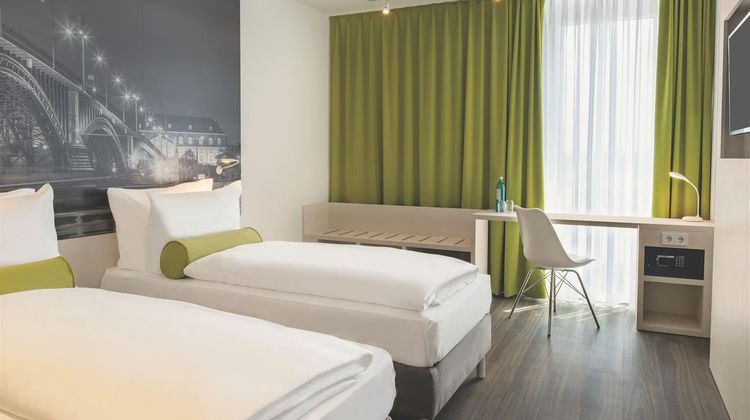 Super 8 by Wyndham Mainz Zollhafen Room