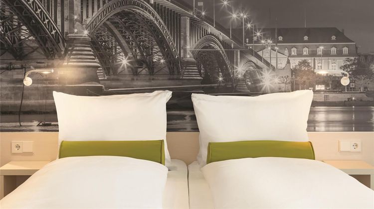 Super 8 by Wyndham Mainz Zollhafen Room