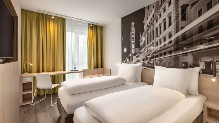 Super 8 by Wyndham Augsburg Room