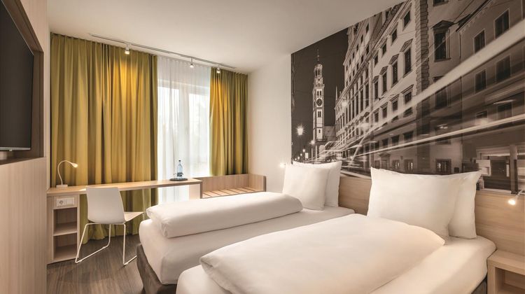 Super 8 by Wyndham Augsburg Room