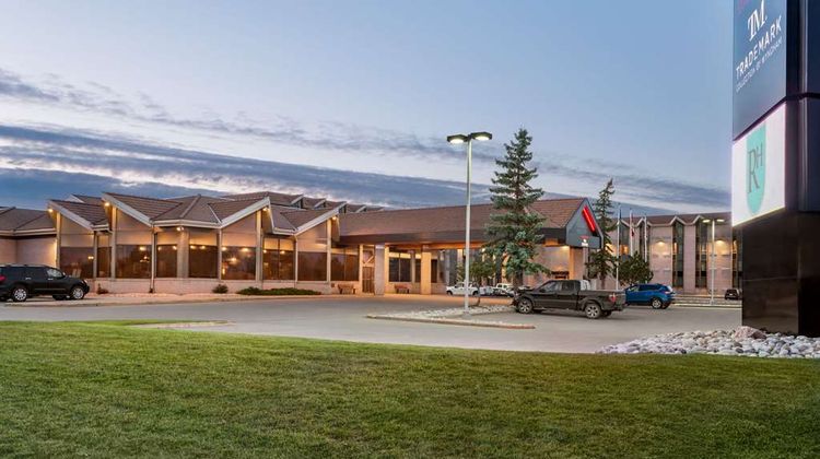 Royal Hotel West Edmonton Trademark Coll Exterior