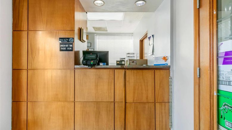 <b>Rodeway Inn Lobby</b>. Images powered by <a href="https://iceportal.shijigroup.com/" title="IcePortal" target="_blank">IcePortal</a>.