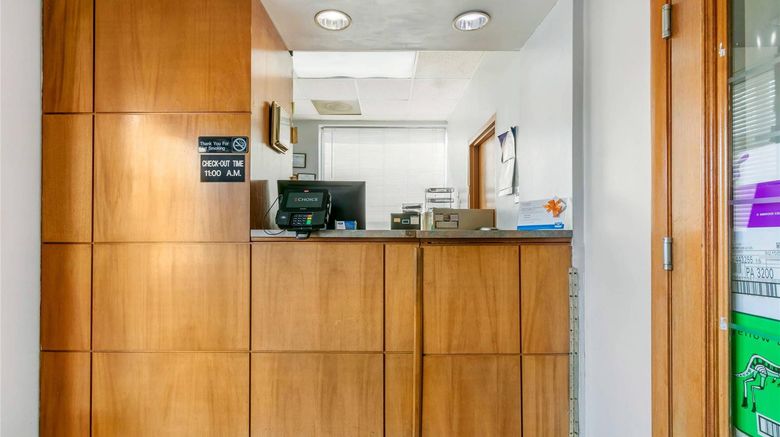 <b>Rodeway Inn Lobby</b>. Images powered by <a href="https://iceportal.shijigroup.com/" title="IcePortal" target="_blank">IcePortal</a>.