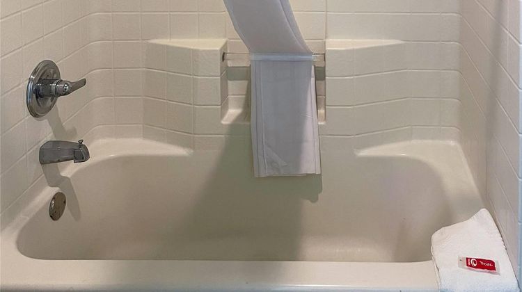 Econo Lodge Inn & Suites Suite