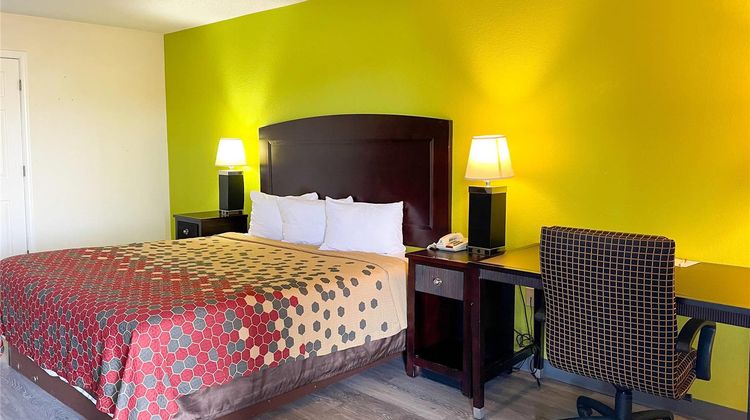Econo Lodge Inn & Suites Room