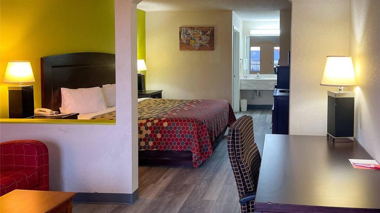 Econo Lodge Inn & Suites Suite