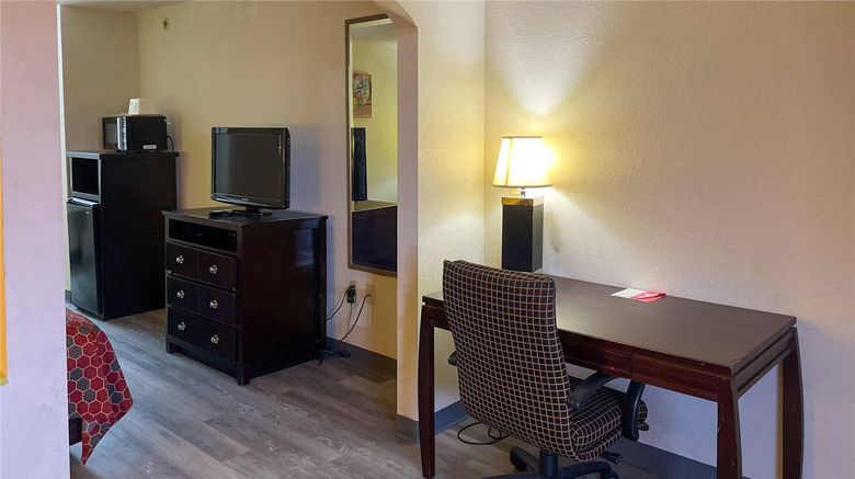 <b>Econo Lodge Inn & Suites Suite</b>. Images powered by <a href="https://iceportal.shijigroup.com/" title="IcePortal" target="_blank">IcePortal</a>.