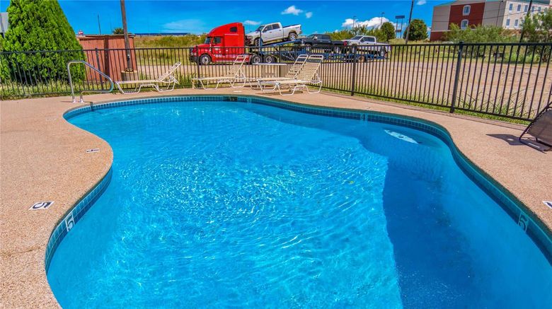 <b>Econo Lodge Inn & Suites Pool</b>. Images powered by <a href="https://iceportal.shijigroup.com/" title="IcePortal" target="_blank">IcePortal</a>.