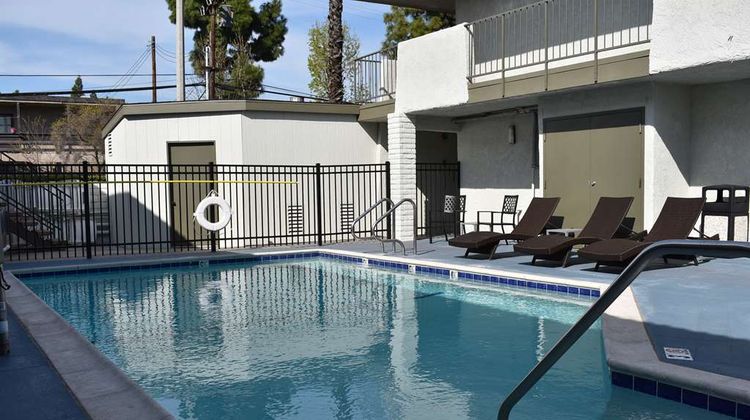 Signature Anaheim Maingate Pool
