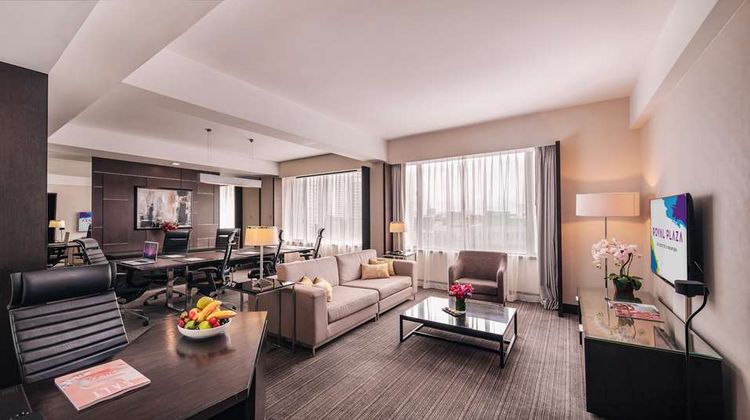 Royal Plaza on Scotts Suite