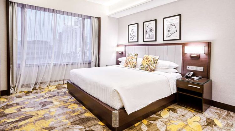 Royal Plaza on Scotts Suite
