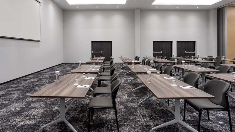 <b>Radisson Blu Antananarivo Waterfront Meeting</b>. Images powered by <a href="https://iceportal.shijigroup.com/" title="IcePortal" target="_blank">IcePortal</a>.