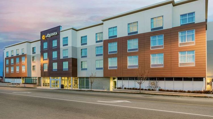 La Quinta Inn & Suites Beacon Hill Exterior