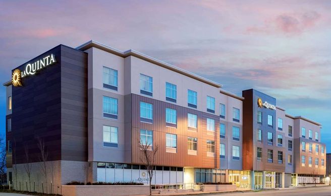 La Quinta Inn & Suites Beacon Hill Exterior