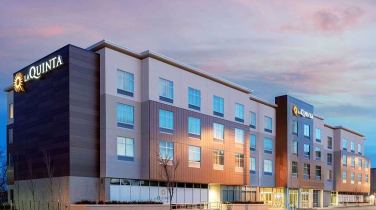 La Quinta Inn & Suites Beacon Hill Exterior