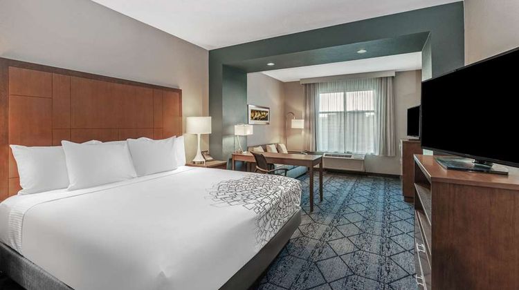 La Quinta Inn & Suites Beacon Hill Suite
