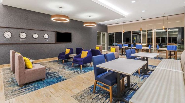 La Quinta Inn & Suites Beacon Hill Lobby