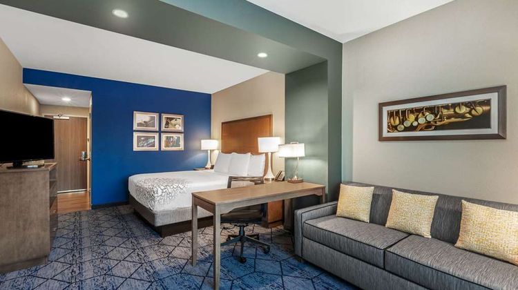 La Quinta Inn & Suites Beacon Hill Suite