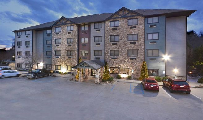 Brookstone Lodge Exterior