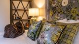 <b>Peak Edge Hotel Room</b>. Images powered by <a href="https://iceportal.shijigroup.com/" title="IcePortal" target="_blank">IcePortal</a>.