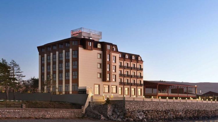 Ramada by Wyndham Van Exterior