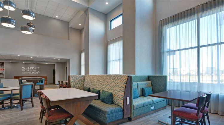 Hampton Inn and Suites Middleburg Lobby