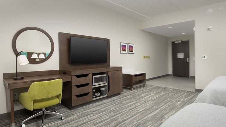 Hampton Inn & Suites Airport Lake Pointe Room