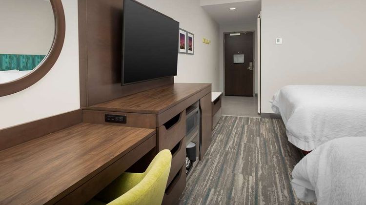 Hampton Inn & Suites Airport Lake Pointe Room