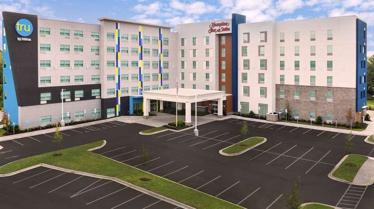 Hampton Inn & Suites Airport Lake Pointe Exterior