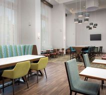 Hampton Inn & Suites Airport Lake Pointe Lobby