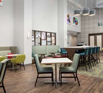 Hampton Inn & Suites Airport Lake Pointe Lobby