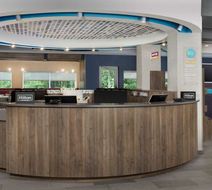 Tru by Hilton Airport Lake Pointe Lobby