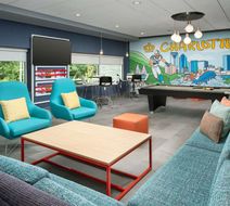 Tru by Hilton Airport Lake Pointe Lobby