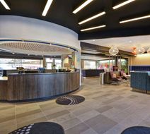 Tru by Hilton Winchester Lobby
