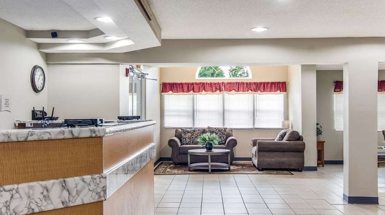 Quality Inn & Suites Grove City Lobby