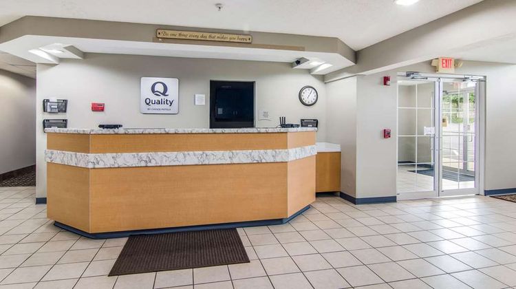 Quality Inn & Suites Grove City Lobby