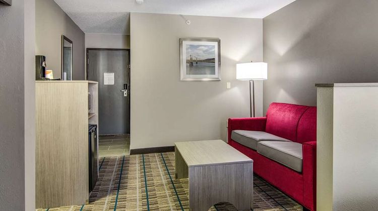 Quality Inn & Suites Grove City Suite