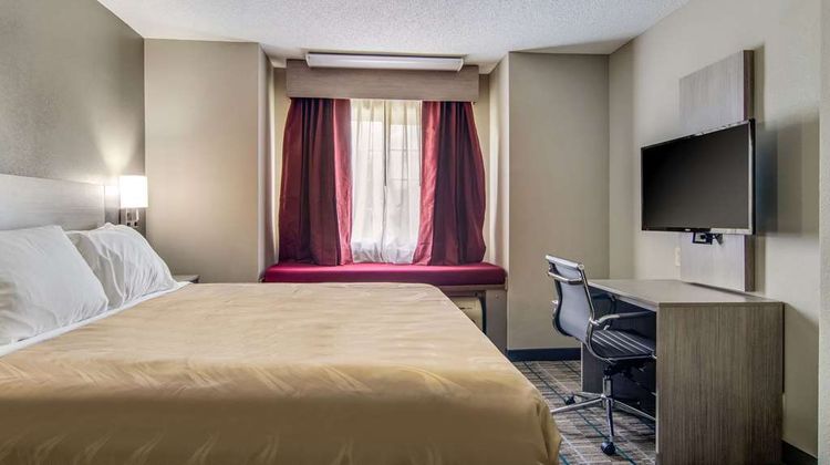 Quality Inn & Suites Grove City Suite