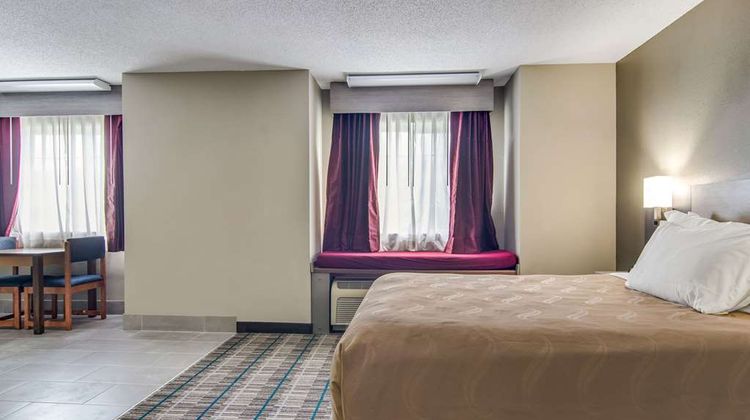 Quality Inn & Suites Grove City Suite