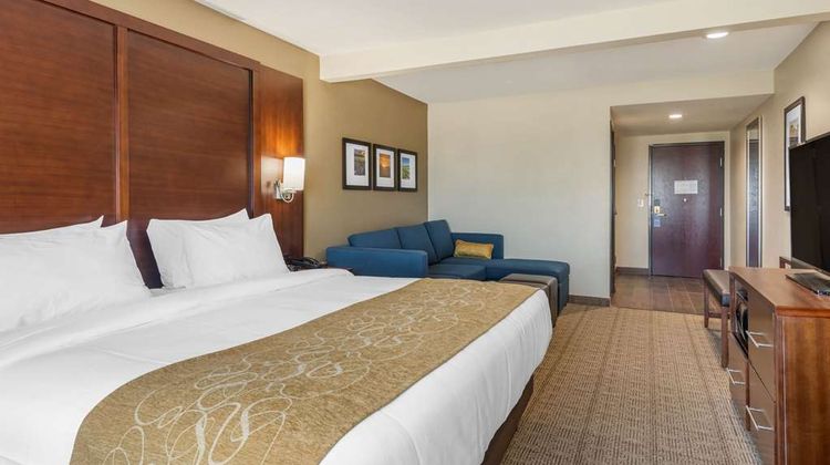 Comfort Inn & Suites Room