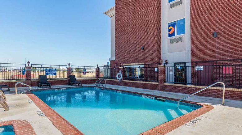 <b>Comfort Inn & Suites Pool</b>. Images powered by <a href="https://iceportal.shijigroup.com/" title="IcePortal" target="_blank">IcePortal</a>.