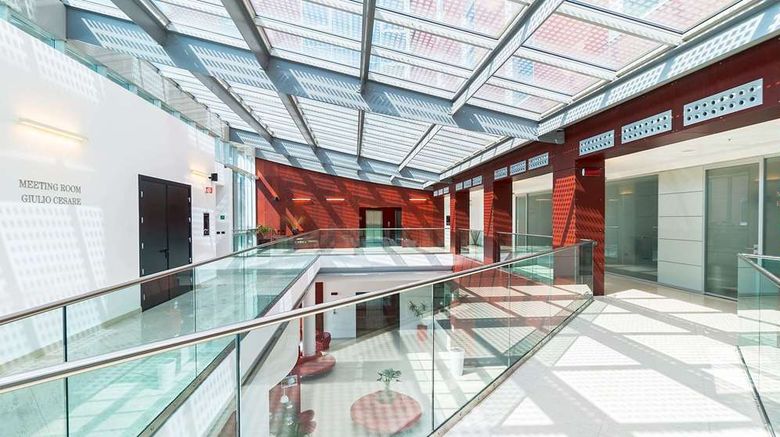 <b>Domina Milano Fiera Lobby</b>. Images powered by <a href="https://iceportal.shijigroup.com/" title="IcePortal" target="_blank">IcePortal</a>.
