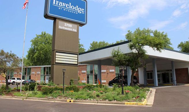 Travelodge by Wyndham Waters Edge Exterior