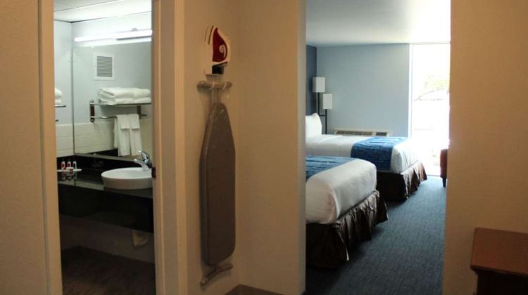 Travelodge by Wyndham Waters Edge Room