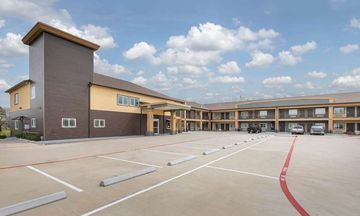 Days Inn & Suites by Wyndham La Porte