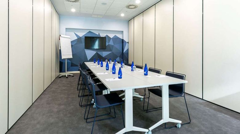 <b>Hampton by Hilton Alcobendas Madrid Meeting</b>. Images powered by <a href="https://iceportal.shijigroup.com/" title="IcePortal" target="_blank">IcePortal</a>.
